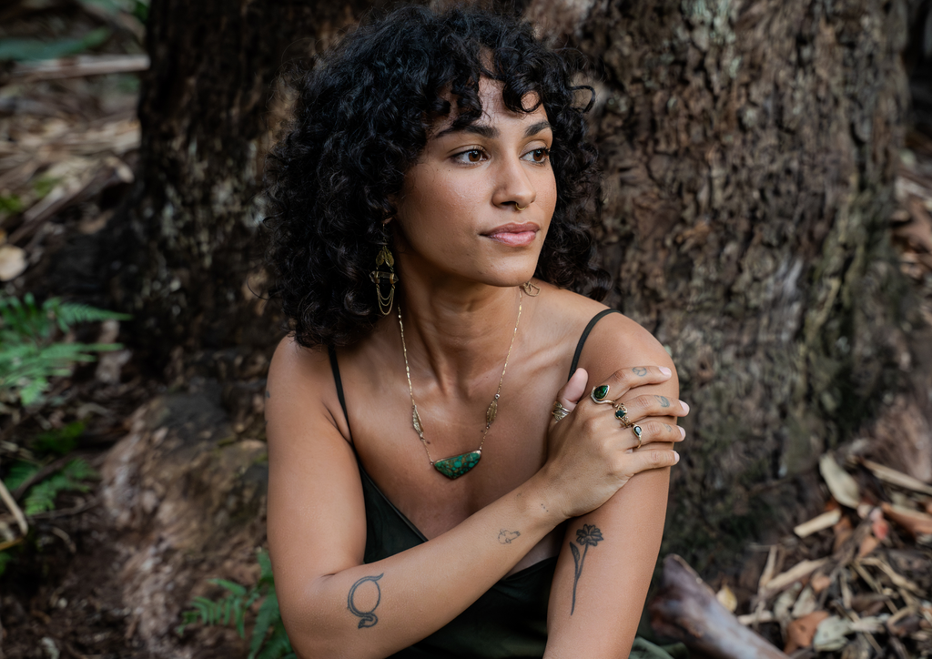 Jewellery molded from real medicinal plants 